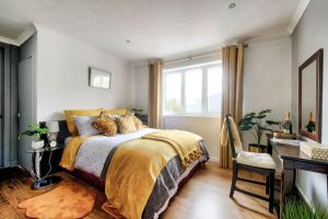 Schlafzimmer mit einem Bett und einem Fenster in der Unterkunft Braemor 4 bedroom villa, all en-suite in Arrochar