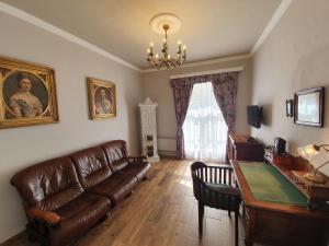 salon z kanapą i stołem w obiekcie Lesní Hotel Peršlák w mieście Nová Bystřice
