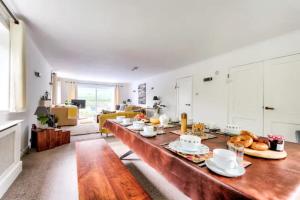 ein Wohnzimmer mit einem langen Tisch mit Essen drauf in der Unterkunft Braemor 4 bedroom villa, all en-suite in Arrochar