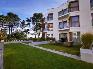 Vonkajšia záhrada v ubytovaní Gold Apartment B29 Let's Sea Baltic Park Gąski