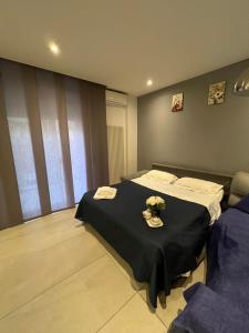 A bed or beds in a room at Samcri Luxury Home
