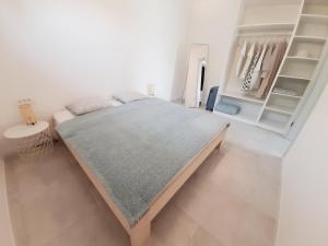 a bedroom with a large bed with a gray rug at Green Bee Apartment in Lesce
