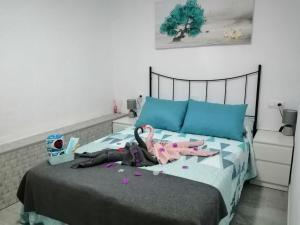 een slaapkamer met een bed met bloemen erop bij La magia del sur 2 in Cádiz