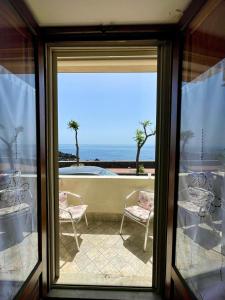 uma porta de vidro deslizante com vista para um pátio em Nice Sicily Little family home em Acireale