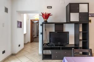 een woonkamer met een tv op een plank bij Residenza Glicine in Pergine Valsugana