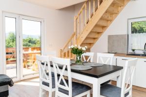 kuchnia i jadalnia ze stołem i krzesłami w obiekcie ApartView House Dolina Partecznik by Rent like home w Wiśle