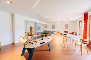 una habitación con una mesa de futbolín en el medio en Résidence Les Myrtilles ( by Popinns ), en Xonrupt-Longemer