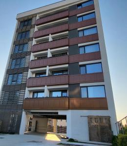 um edifício alto com muitas janelas em KuuB Apartments em Constança