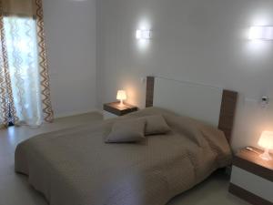 una camera con un grande letto con due lampade sui tavoli di Albur Village B - Dandelion ad Alvor