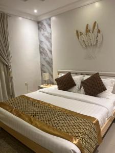 เตียงในห้องที่ Jeddah Shadows Hotel