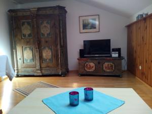 a living room with a table with two cups on it at Haus Huber in Übersee