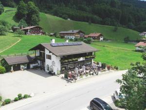 una vista aérea de un edificio con un coche aparcado delante en Ferienwohnung Resch, en Ramsau