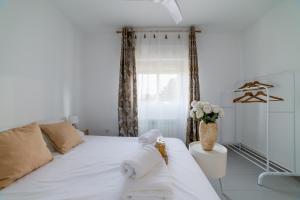 Postel nebo postele na pokoji v ubytování Chalet con piscina en entorno idílico