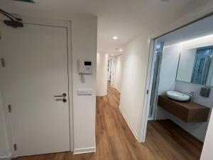 una puerta que conduce a un baño con lavabo en Old Town Flats Casa del Bisbe, en Valencia