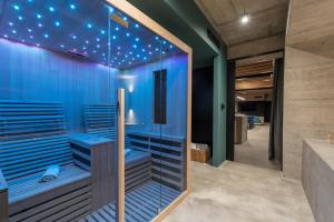 een kamer met blauwe muren en blauwe led-verlichting bij Villa Terra Motovun in Motovun +36 foto's