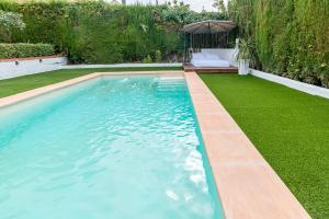 Bazén v ubytování Chalet con piscina en entorno idílico nebo v jeho okolí