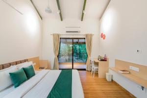 Ένα ή περισσότερα κρεβάτια σε δωμάτιο στο SaffronStays Amaltas, Nashik - pool villa with huge lawns perfect for large groups and corporate offsites +26 φωτογραφίες