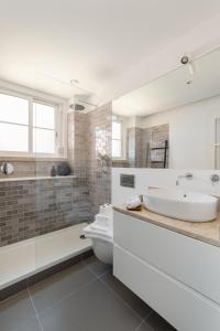 a bathroom with a sink and a tub and a toilet at Casa Boma Lisboa - Charming and Spacious Apartment - Campolide II in Lisbon