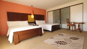 เตียงในห้องที่ Coron Gateway Hotel & Suites