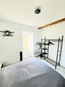 une chambre blanche avec un lit et une fenêtre dans l'établissement Charmant appartement 2 chambres 400 m centre gare, à Valence