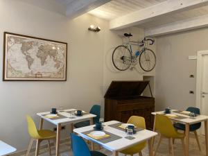 A Casa di BiaGio في رابولانو تيرمي: غرفة بها طاولتين ودراجة معلقة على الحائط
