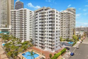 una vista aérea de edificios altos en una ciudad en Sandpiper Broadbeach en Gold Coast