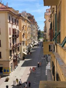 uma vista para uma rua numa cidade com edifícios em Riviera18 em La Spezia