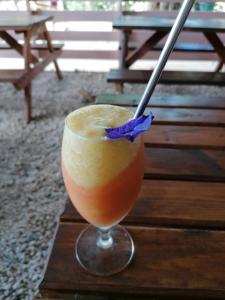 Un drink in un bicchiere con un bastoncino dentro di Fare To'erau & Mara'amu a Papetoai