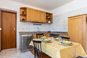 uma cozinha com uma mesa com comida em La Coccola di Giovanni em Levico Terme