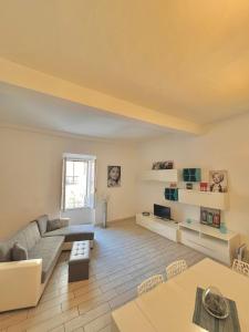 sala de estar con sofá y mesa en Appartamento Merilu, en Civita Castellana