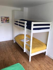 kilka łóżek piętrowych w pokoju w obiekcie Gîte Le Coq Au Vert en Suisse Normande w mieście Hamars
