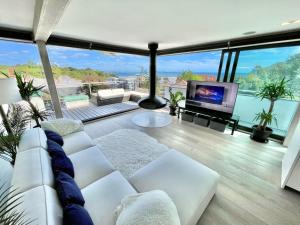 ボーンマスにあるThe Beach Hytte - Stunning Sea View Penthouseの白いソファとテレビのあるリビングルーム +31枚の写真