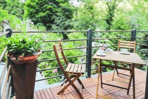 een houten terras met een tafel en stoelen op een balkon bij Bei Fritz und Frieda in Willingen