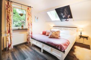 een slaapkamer met een bed en een raam bij Bei Fritz und Frieda in Willingen