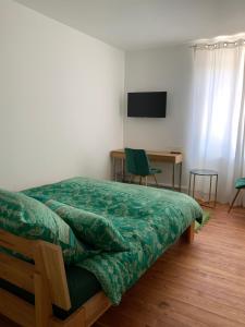 Tempat tidur dalam kamar di Ferienhaus Mosel 2.0