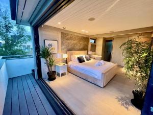 een slaapkamer met een bed op een balkon bij The Beach Hytte - Stunning Sea View Penthouse in Bournemouth