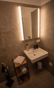 a bathroom with a sink and a mirror at Gober & Freinbichler Weine von Hand in Horitschon