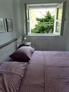 a bedroom with two beds and a window at DOLCE DORMIRE in Rovereto