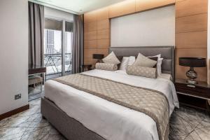 Cama ou camas em um quarto em Kempinski residences-previously The Address Dubai mall