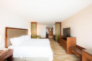TV a/nebo společenská místnost v ubytování Holiday Inn Express and Suites Celaya by IHG
