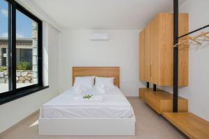 A bed or beds in a room at Fairytale Villas Még 32 kép