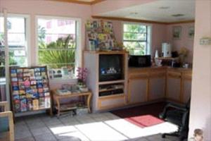sala de estar con TV y barra. en Knights Inn Corpus Christi, en Corpus Christi