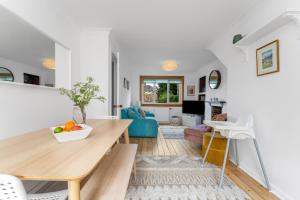 sala de estar con mesa y comedor en Cozy with Character Cheerful Home with Garden at Leith Links Park, en Edimburgo