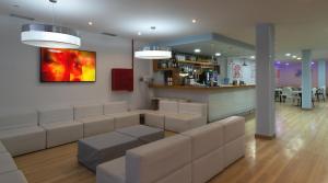 a living room with a couch and a bar at Marina Elite in Patalavaca