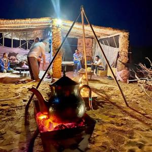 メルズーガにあるDesert Lover's Luxury Campの団体の前の火鉢