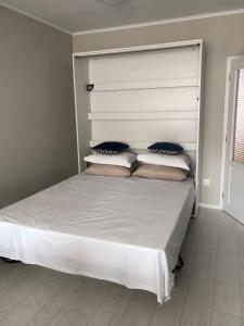 een slaapkamer met een groot wit bed met kussens bij RELAX Apartments in HASKOVO, Apt2 in Haskovo