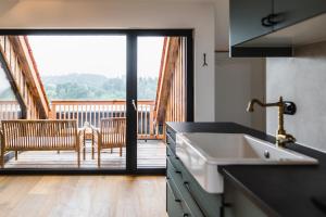 una cucina con lavandino e vista su una terrazza di Weingut Kögl a Ratsch an der Weinstrasse Altre 37 foto
