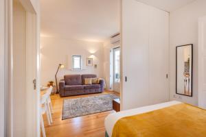 a bedroom with a bed and a couch in a room at D&S - Porto São Bento Apartments III in Porto