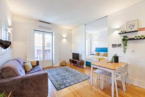 a living room with a couch and a table at D&S - Porto São Bento Apartments III in Porto