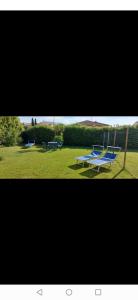 twee foto's van een park met stoelen en tafels bij Green Garden in Viareggio